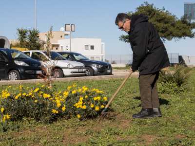 �Tutto nacque un anno fa - spiega Adriano mentre rastrella un cespuglio di margherite -. Io e il mio amico Cesare ci eravamo trovati per sistemare le zone verdi. Durante il lavoro notammo un signore che dal balcone alzava il pollice in segno di approvazione: era proprio Michele, con il quale fondammo la "squadra"�